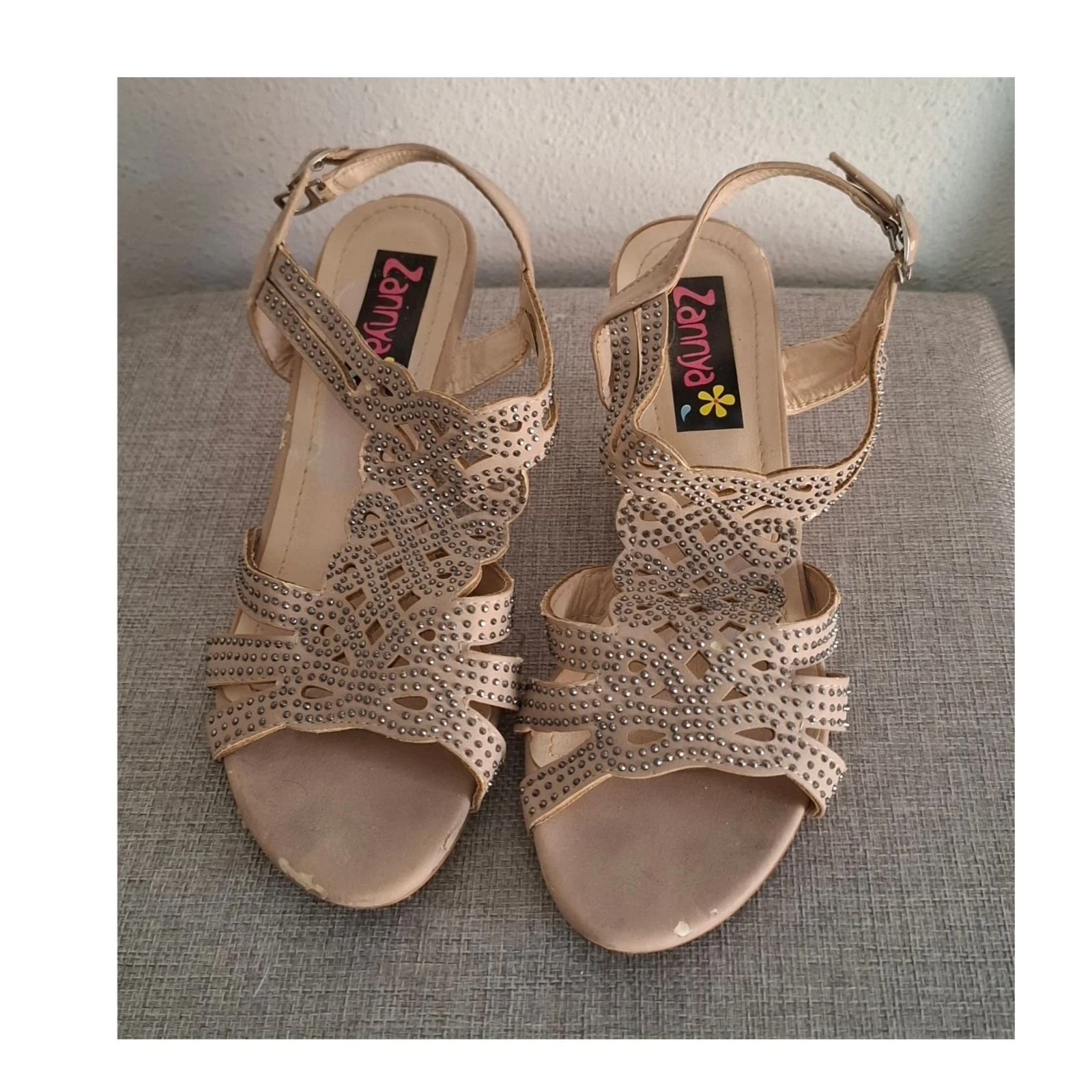 Sandalias de cuña beige con pedrería limite edition Y2K